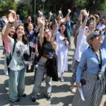 “Muğam aləmi” 7-ci Beynəlxalq Musiqi Festivalı çərçivəsində İçərişəhərdə “Muğam Saatı” adlı interaktiv səs performansı təşkil olunub. İçərişəhərin müxtəlif guşələrində ötən əsrin ortalarında Azərbaycan Dövlət Radiosunda yayımlanan radio proqramında lentə alınmış muğam janrında musiqilər səsləndirilib.